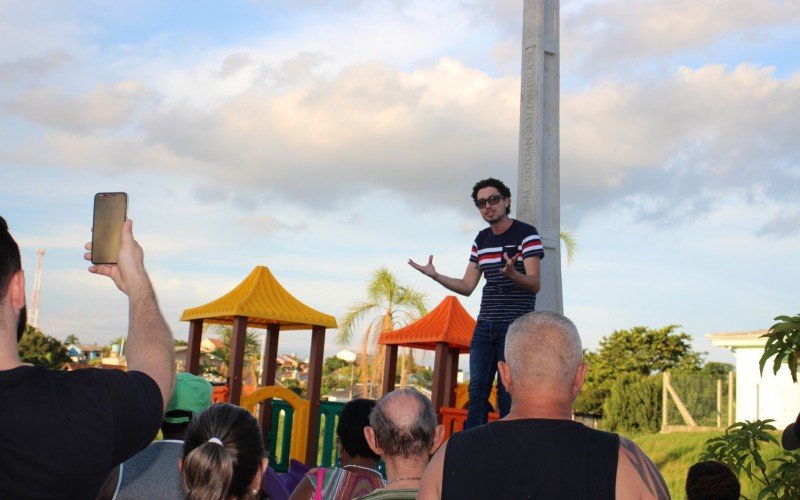 ManifestaÃ§Ã£o em apoio ao mÃ©dico Almi de MagalhÃ£es, no bairro Lago Azul em EstÃ¢ncia Velha,  mÃ©dico explicou o motivo do afastamento