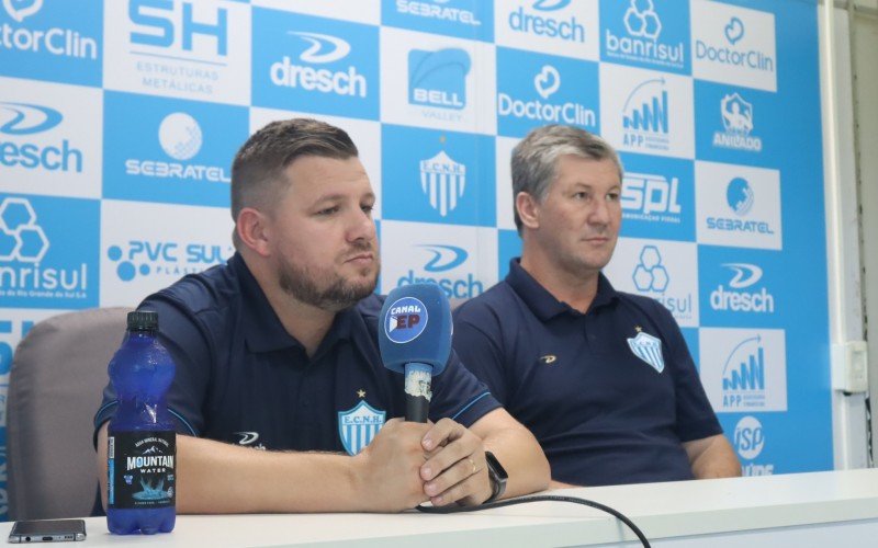 Treinador Lucas Isotton ao lado de Ademir Bertoglio, diretor executivo de futebol | abc+