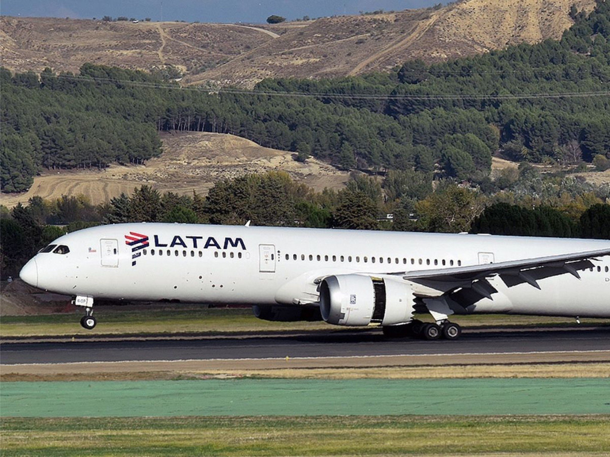 Avião da Latam com 50 passageiros sofre "forte movimentação" durante voo; veja o que a companhia diz sobre os feridos