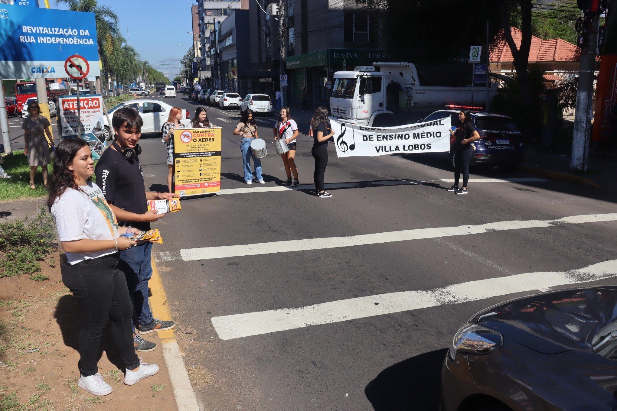 MobilizaÃ§Ã£o da Escola Villa Lobos contra a dengue - alunos entregaram panfletos a motoristas