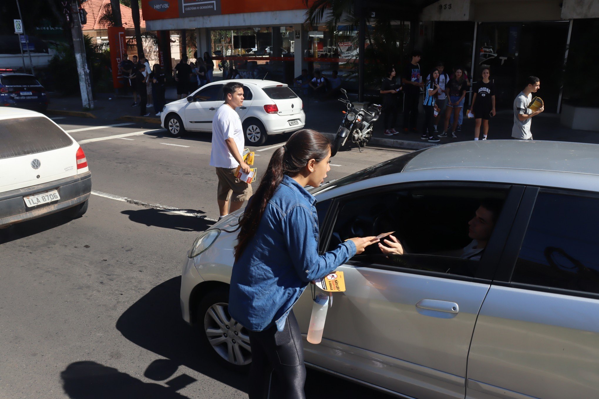 MobilizaÃ§Ã£o da Escola Villa Lobos contra a dengue - alunos entregaram panfletos a motoristas