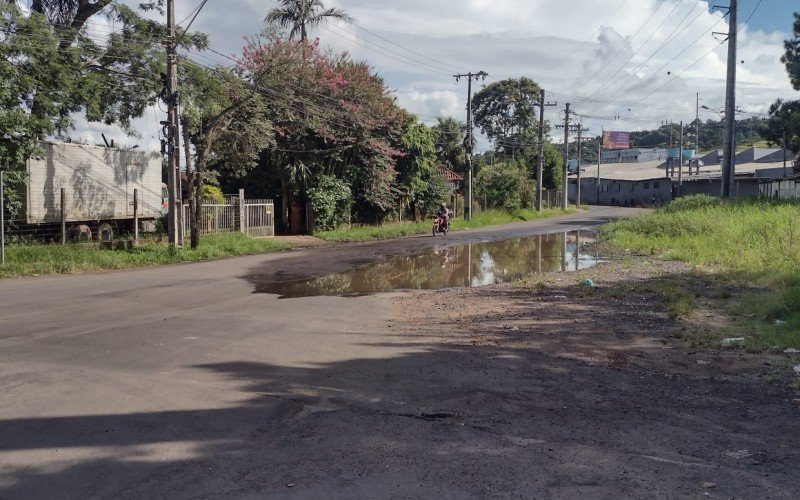 Água se acumula na Avenida Vereador Adão Rodrigues há mais de um mês  | abc+