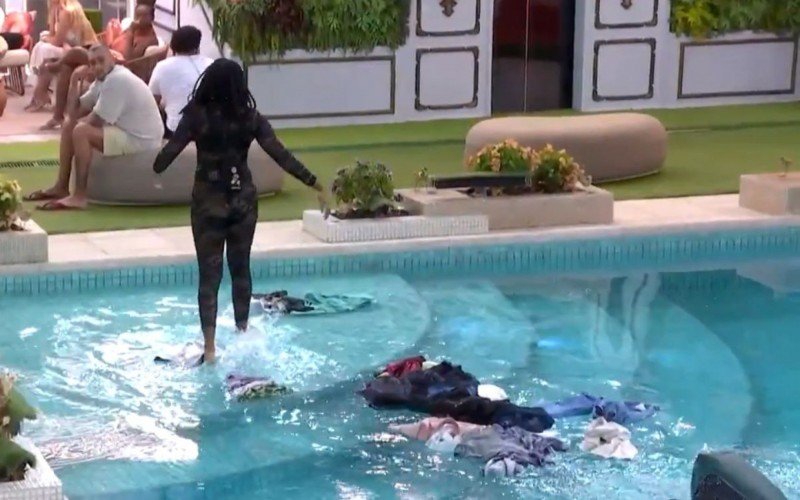 Leidy Elin jogou todas as roupas de Davi que estavam em uma mala na piscina, no BBB 24 | abc+
