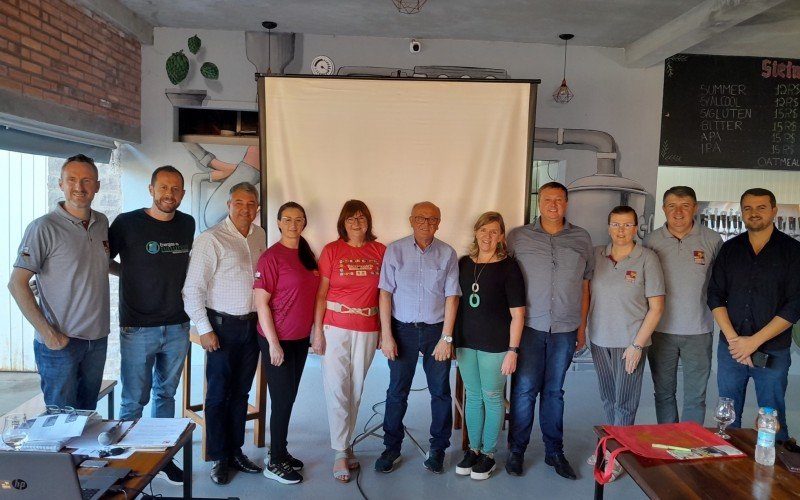 Diretoria e prefeitos presentes na reunião realizada em Picada Café nesta segunda-feira | abc+