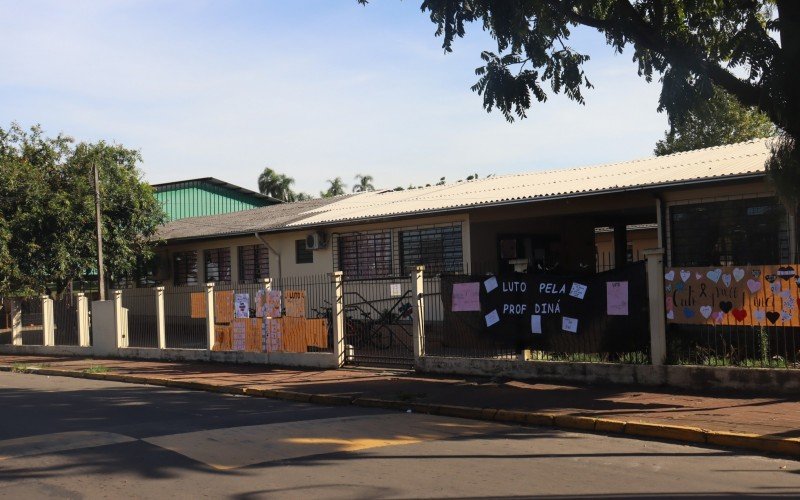 Escola Antônio José de Fraga está repleta de cartazes em homenagem a Diná