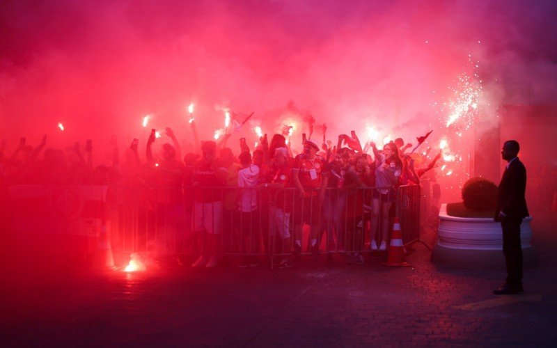 Torcida fez festa na chegada da delegaÃ§Ã£o colorada no hotel em BrasÃ­lia