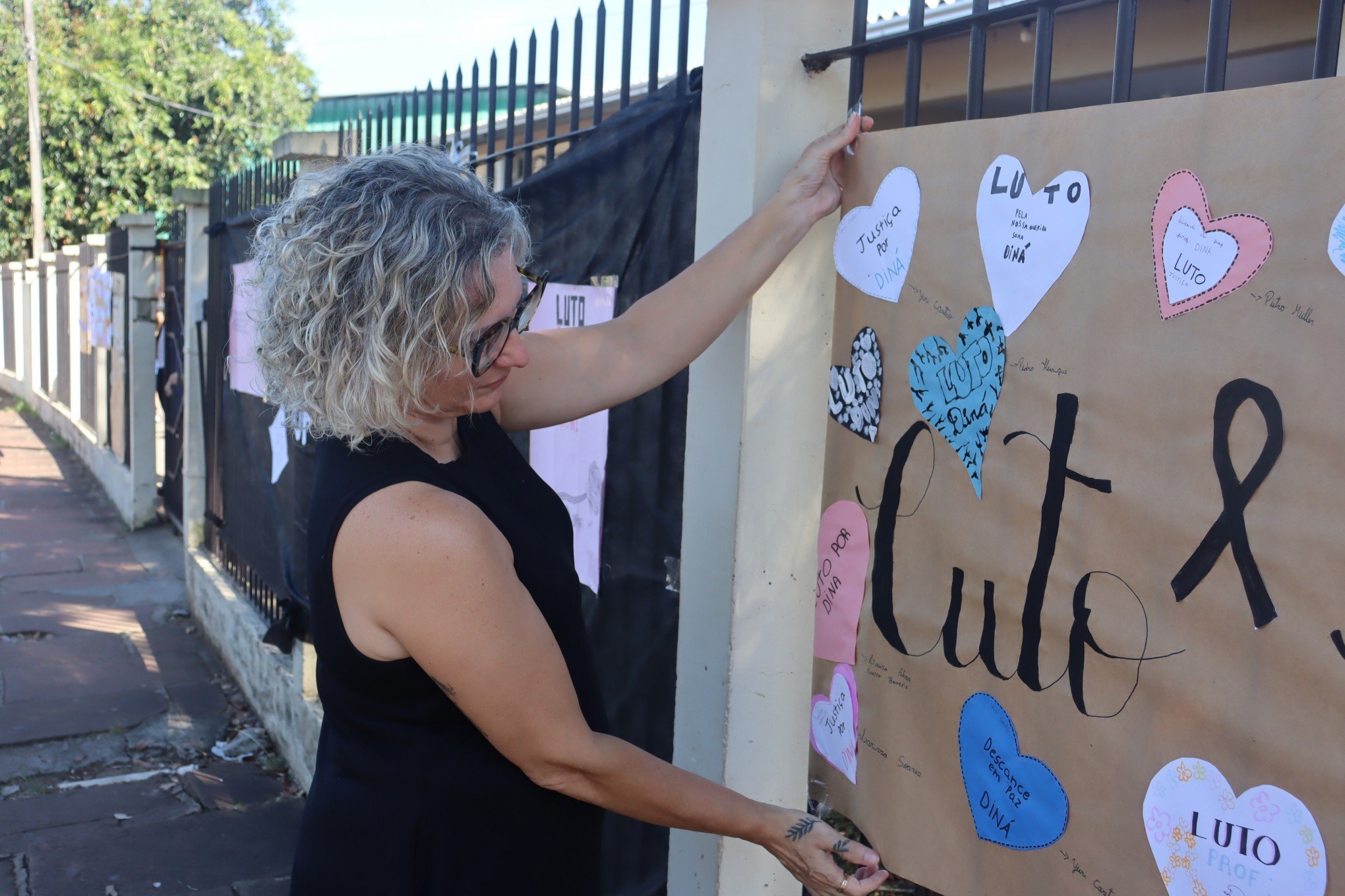 "A gente ainda não acredita no que aconteceu": Escola homenageia professora morta a tiros em Portão