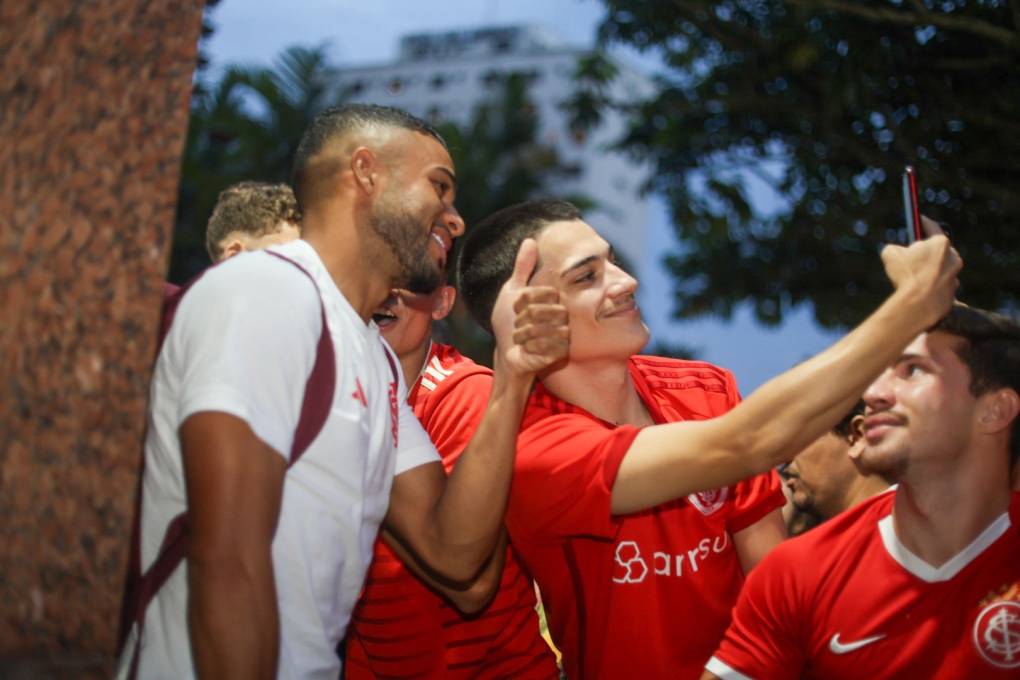 Colorado chega em Brasília para enfrentar o Nova Iguaçu e é recebido com festa