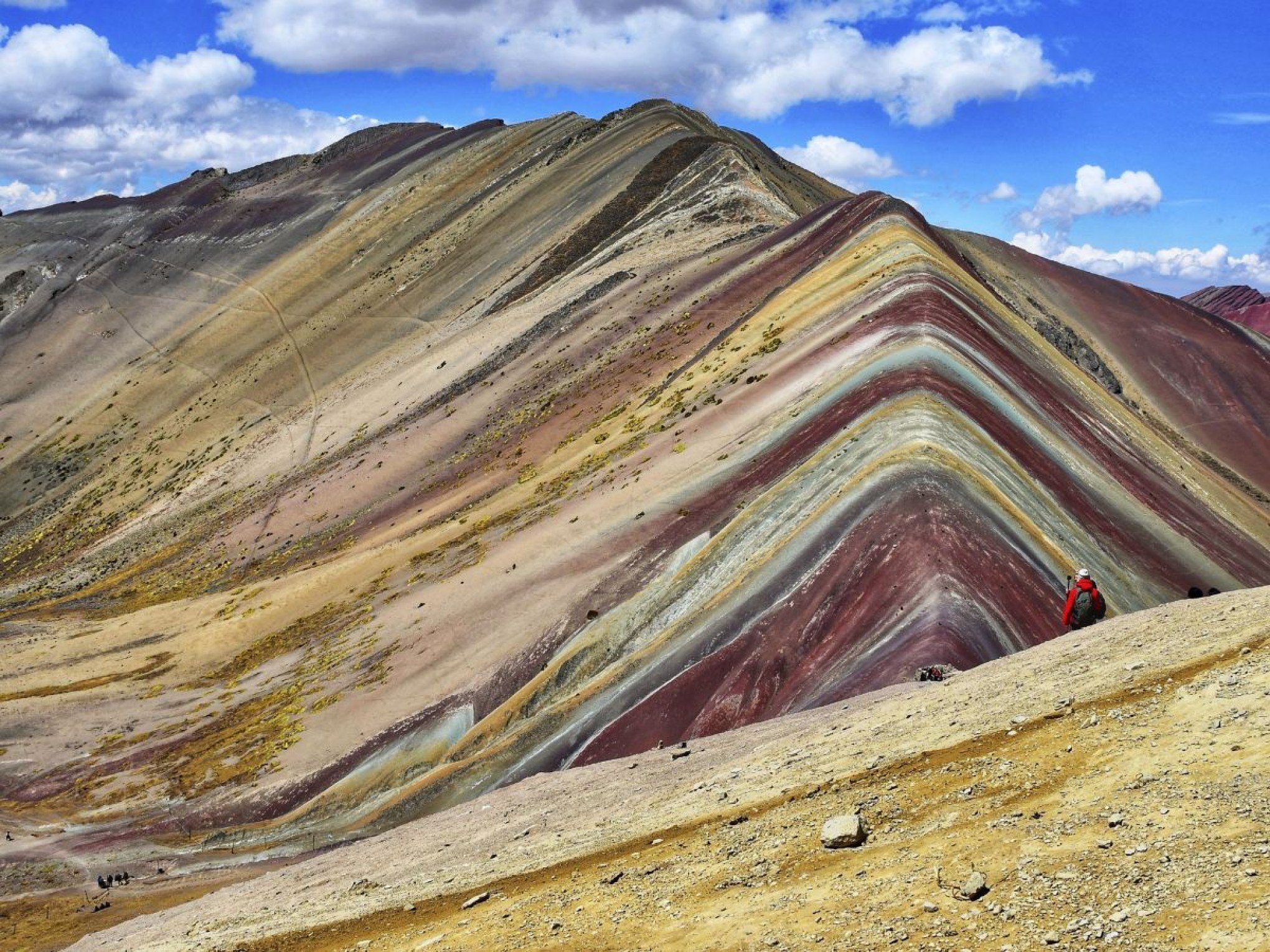Raio mata guia turístico em montanha multicolorida no Peru