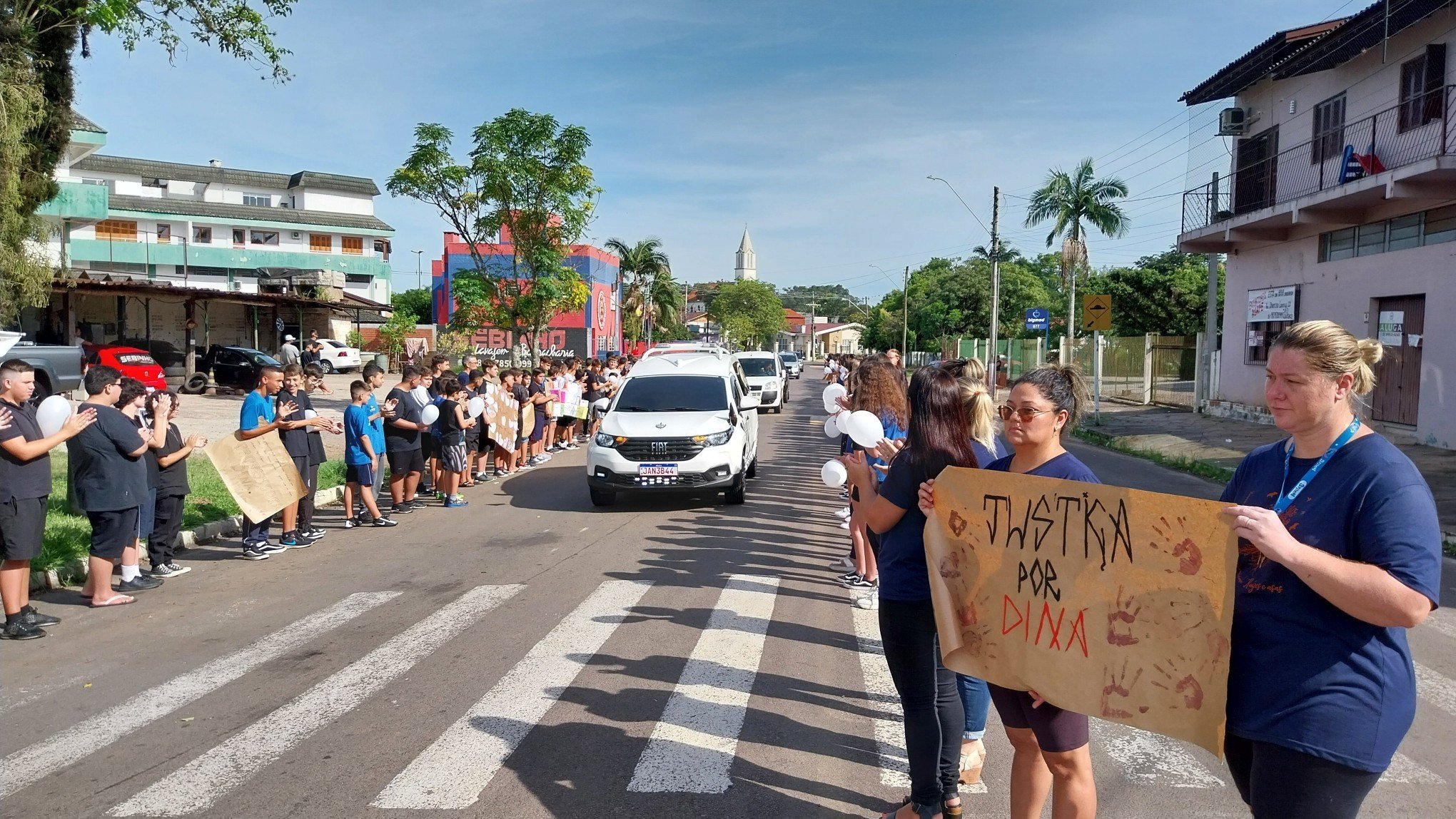 "Algumas pessoas nasceram para deixar uma marca forte nos outros": Despedida de professora de Portão é marcada por homenagens