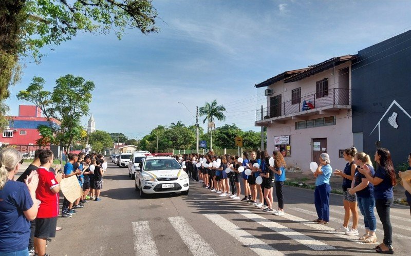 Comunidade e escola fizeram homenagem Ã  professora DinÃ¡ no cortejo fÃºnebre em PortÃ£o