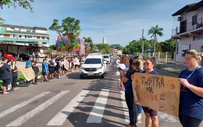 Despedida de professora de PortÃ£o Ã© marcada por homenagens