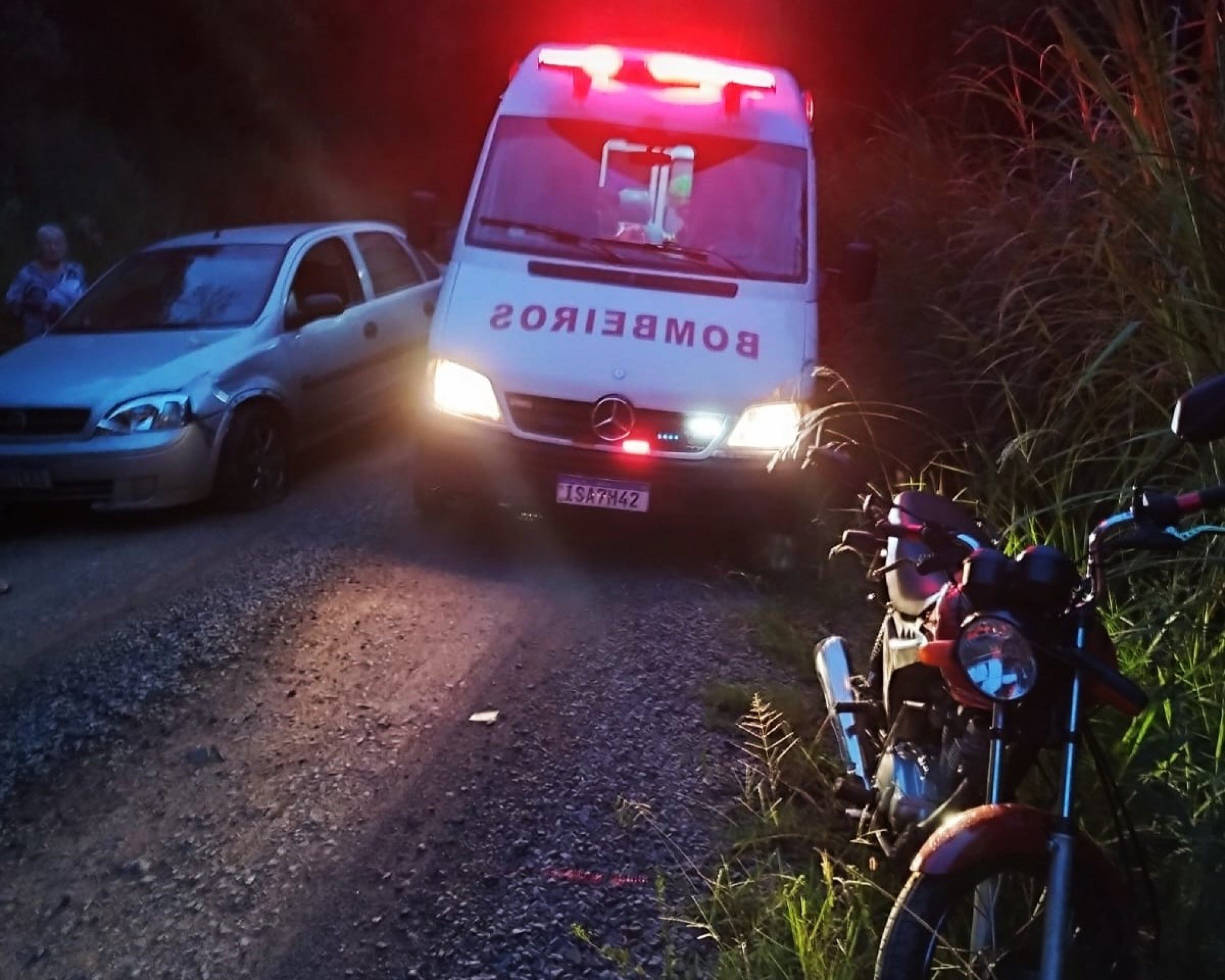 ACIDENTE DE TRÂNSITO: Duas pessoas ficam feridas após colisão entre carro e moto