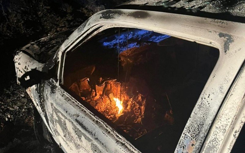 Carro foi incendiado