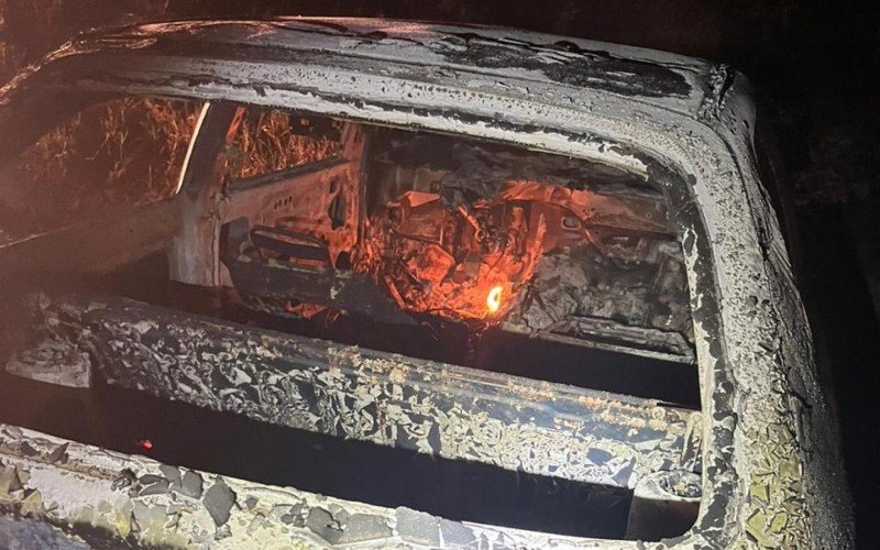 Carro foi incendiado