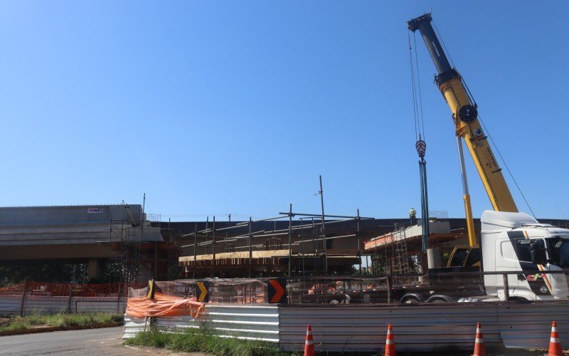 Assim como ocorreu em março, viaduto ficará no canteiro de obras para realizar o içamento 