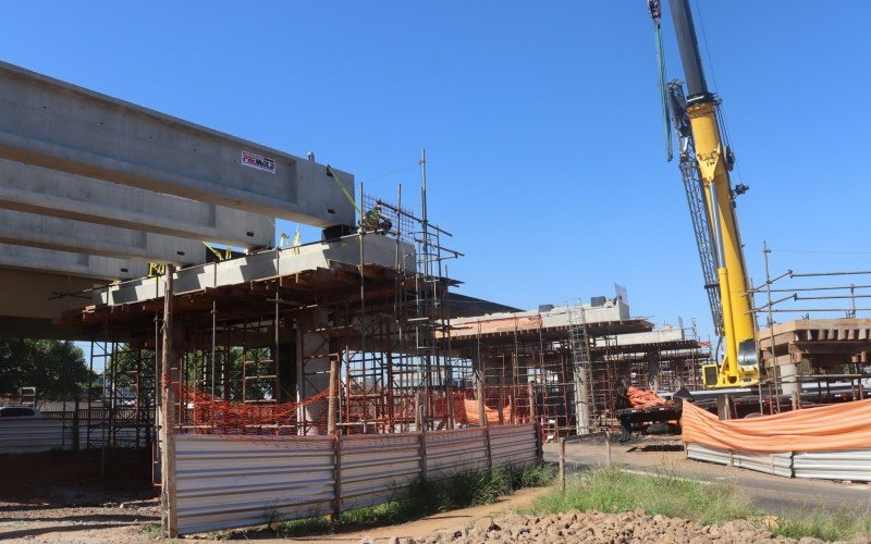 Nesta quinta-feira (14), equipes seguiram com o lançamento de vigas na obra do viaduto de Esteio