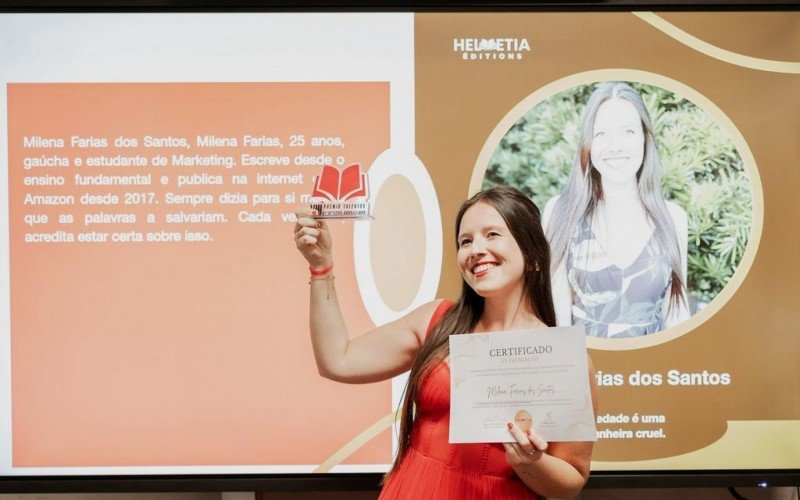 Milena com seu prêmio e certificado recebido na Suíça | abc+