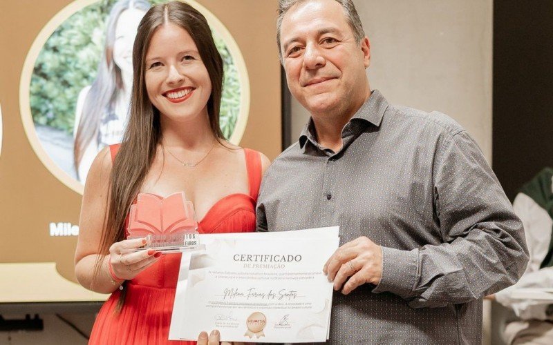 Milena recebendo o prêmio das mãos do professor na Escola Internacional de Genebra, Edmundo Timm | abc+