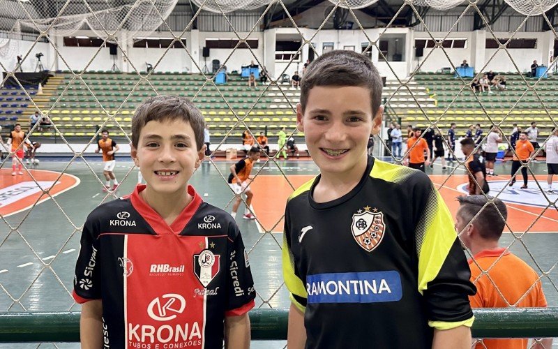 Enrico e Pietro acompanharam o jogo entre ACBF e Campo Mourão, na Super Copa Gramado de Futsal