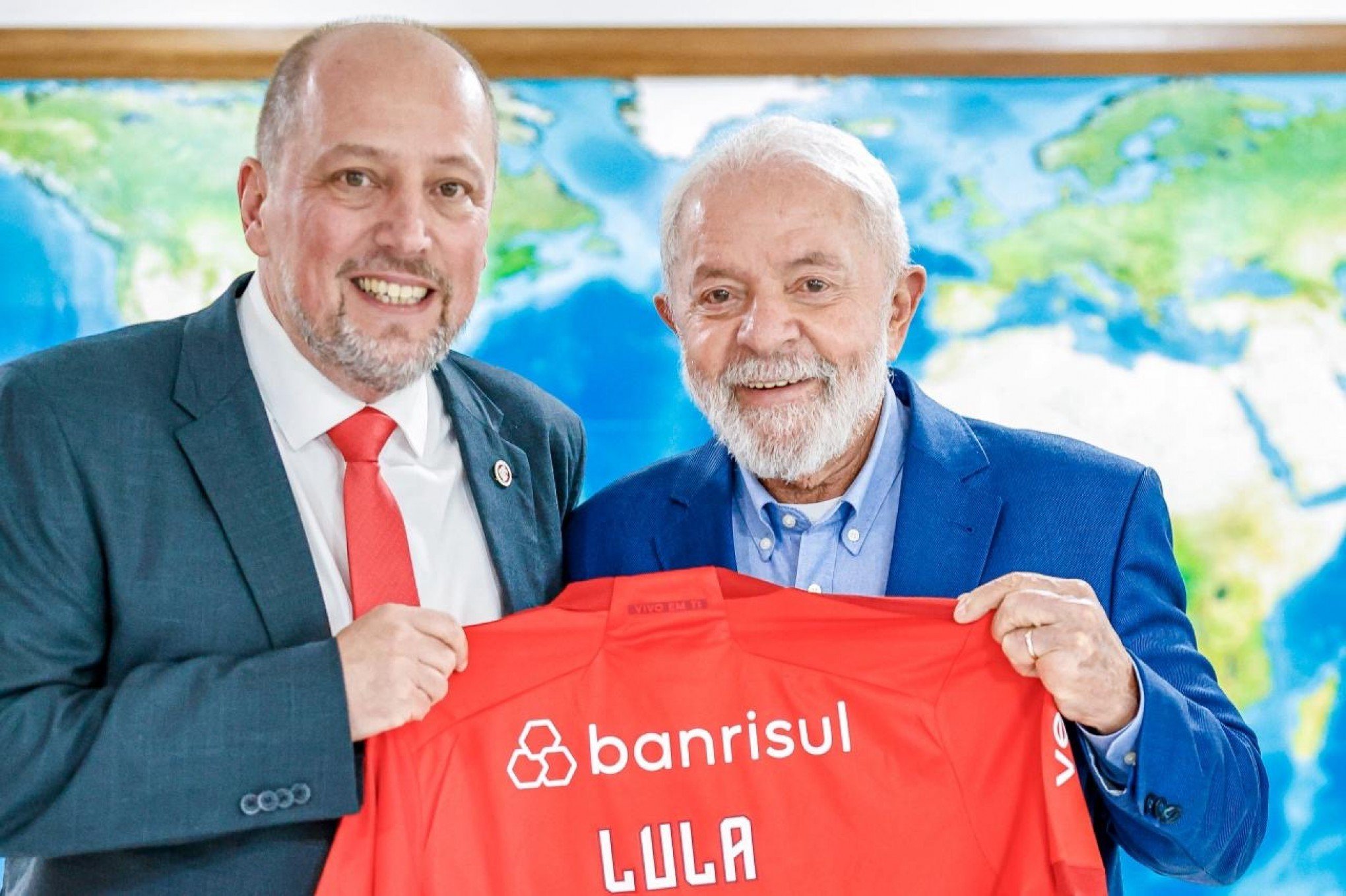 Em Brasília, Alessandro Barcellos presenteia Lula com camisa do Inter