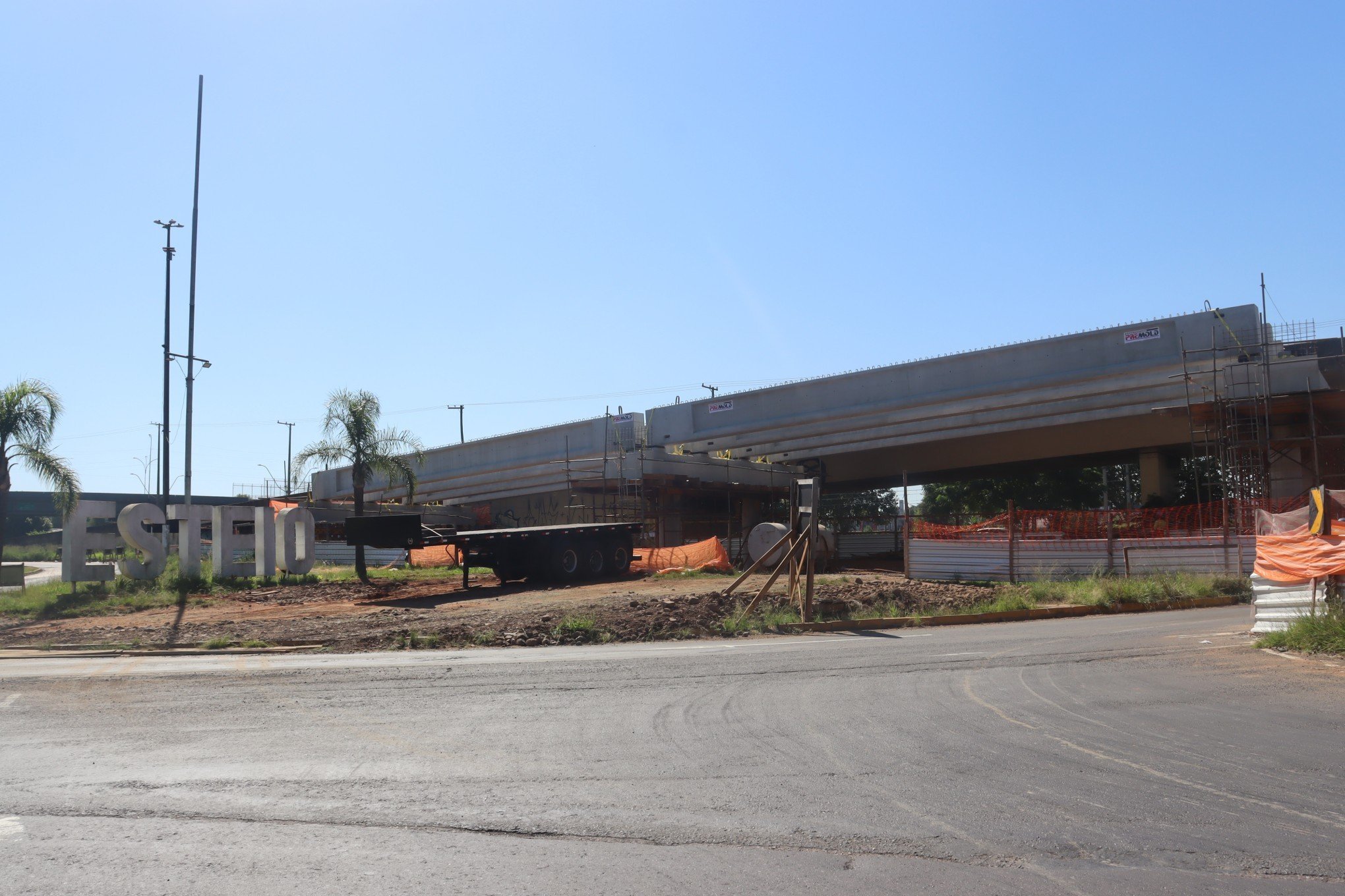 LanÃ§amento de vigas na obra do viaduto de Esteio - BR-116