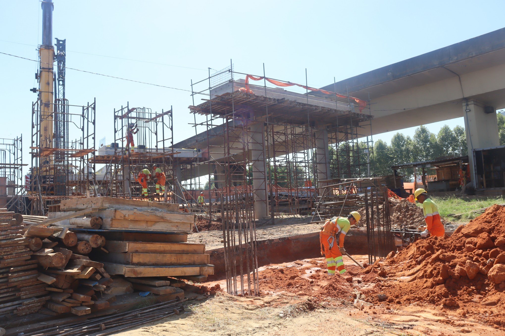 LanÃ§amento de vigas na obra do viaduto de Esteio - BR-116