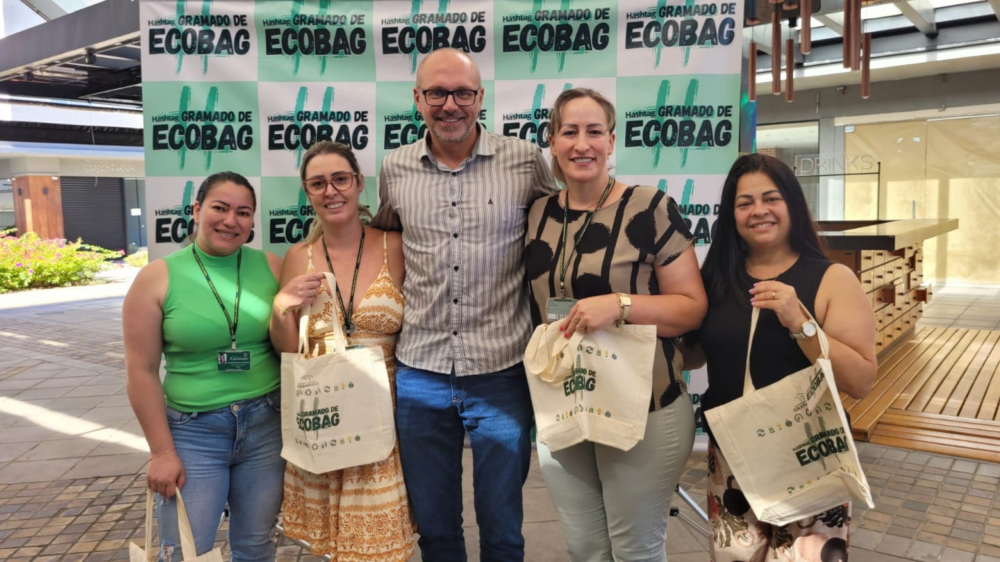 Sacolas retornáveis são entregues à comunidade em feira colonial