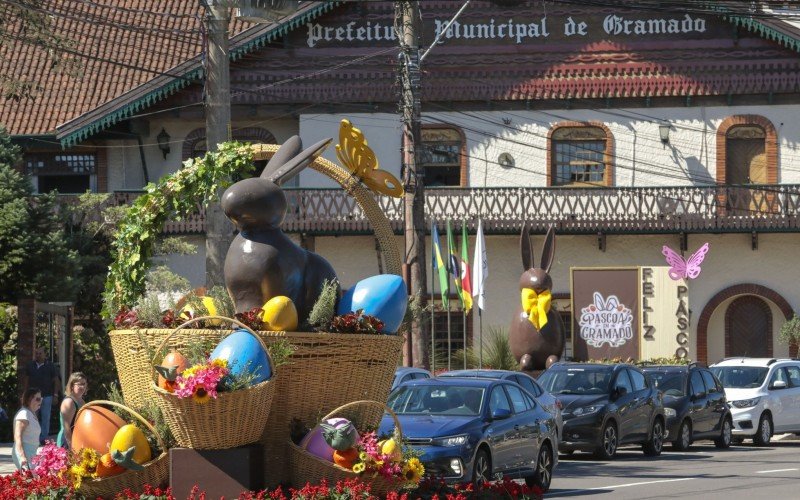 Prefeitura de Gramado decorada para Páscoa