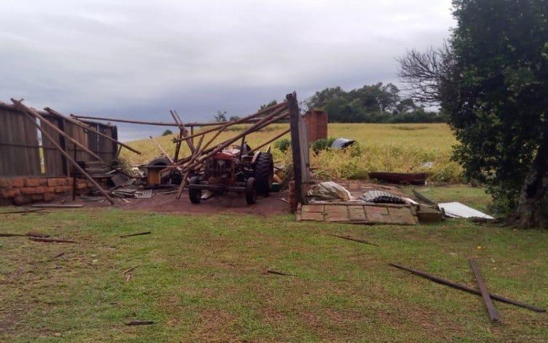 Tempestade causa transtornos em cidades gaÃºchas; casas sÃ£o destelhadas