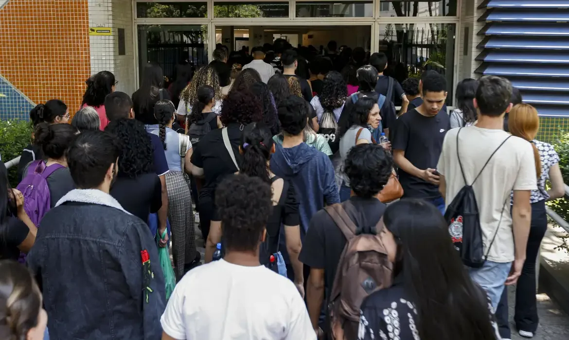 Estudantes podem consultar Pé-de-Meia a partir de quarta-feira | abc+