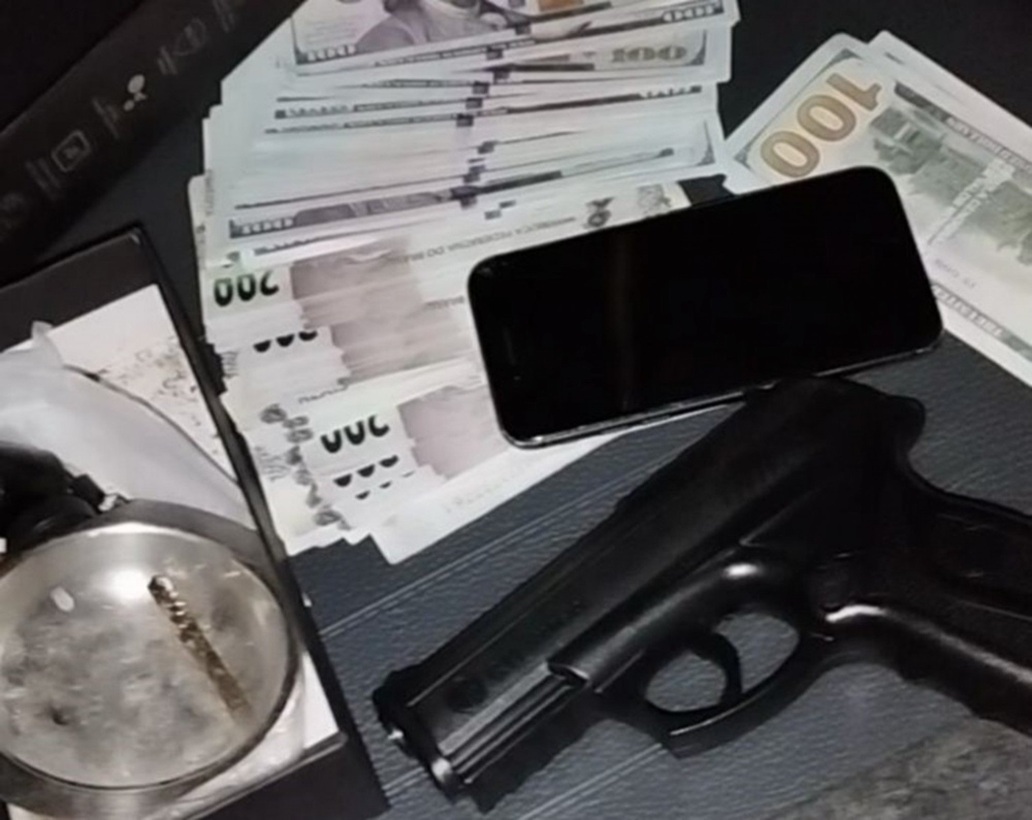 Arma falsa e dinheiro cenográfico estão entre os itens apreendidos em operação que acabou com dono de bar preso