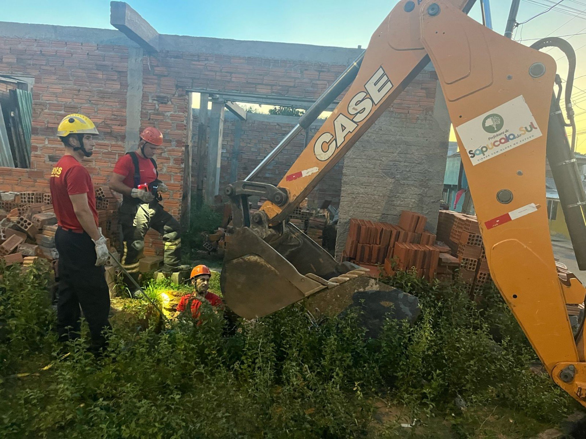 Prefeitura e Bombeiros resgatam cavalo que caiu em bueiro em Sapucaia do Sul 