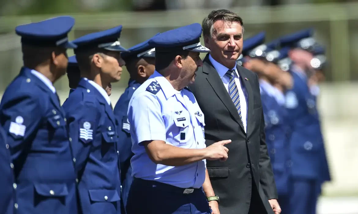 Ex-comandante do Exército ameaçou prender Bolsonaro, diz ex-FAB  | abc+
