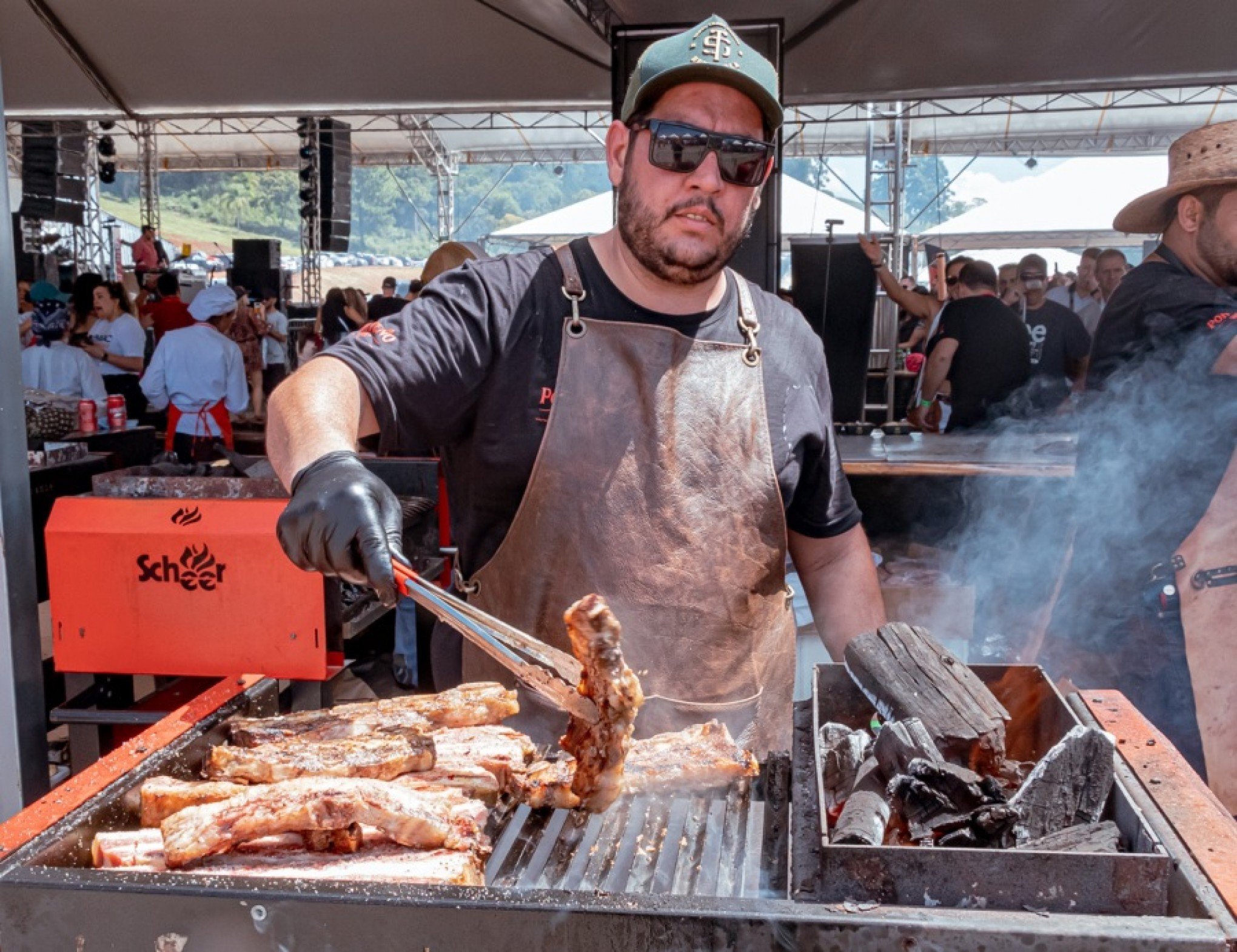 Evento em Gramado celebra a essência do churrasco e apresenta diferentes técnicas de preparo das carnes