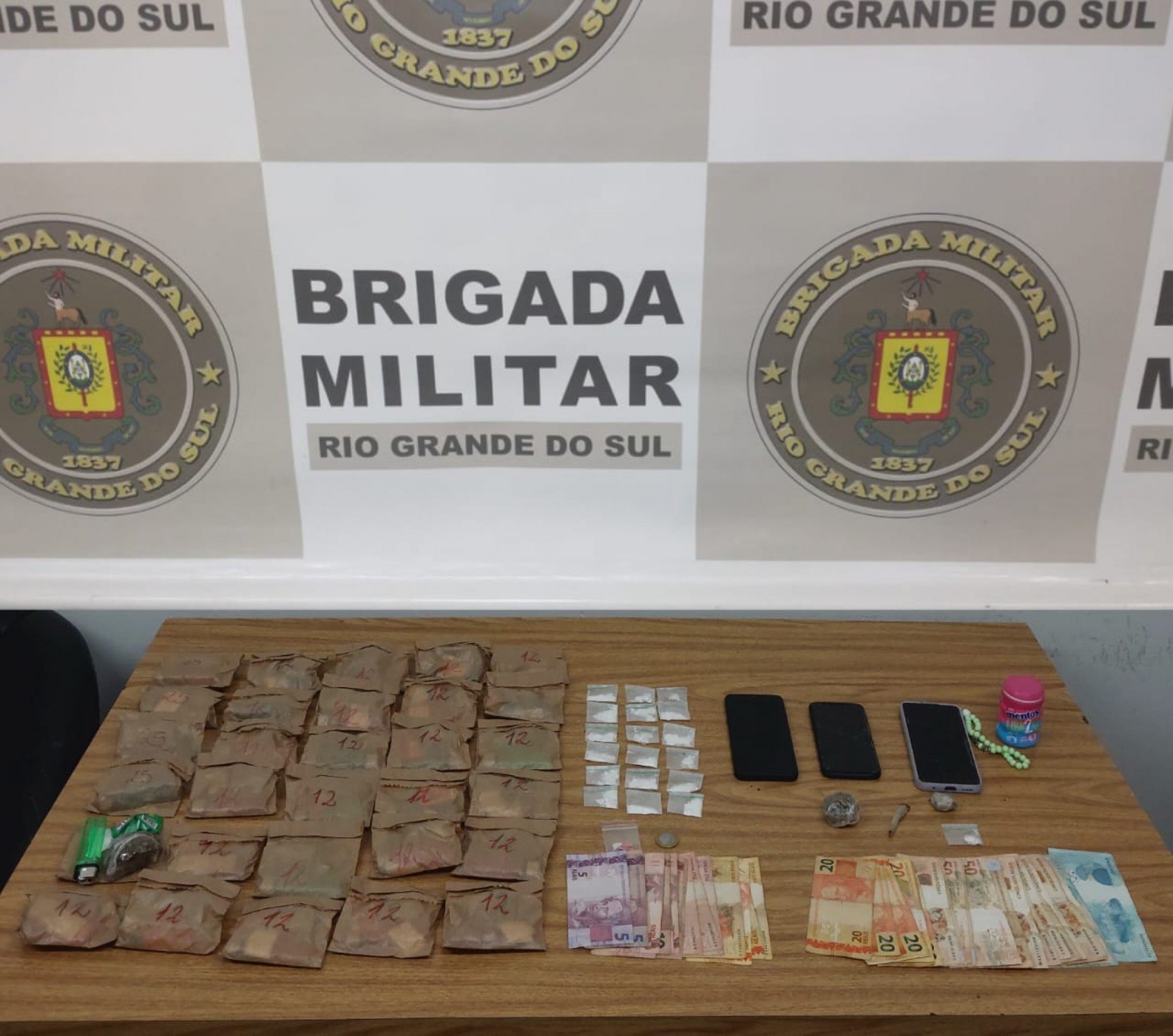 MACONHA, COCAÍNA E ECSTASY: Brigada Militar prende três vendendo "kit drogas" em Canoas