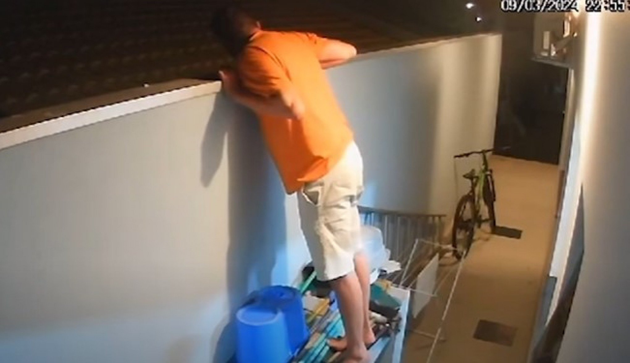 VÍDEO: Homem sobe em muro para espiar confusão e leva tiro de vizinho