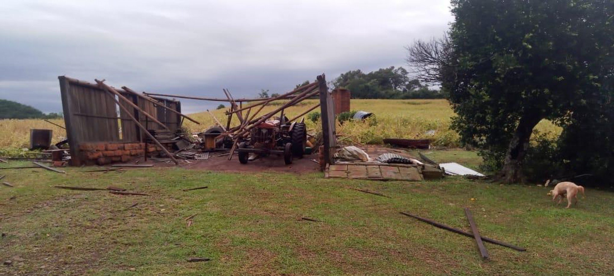 Tempestade causa transtornos em cidades gaúchas; casas são destelhadas e água invade ruas