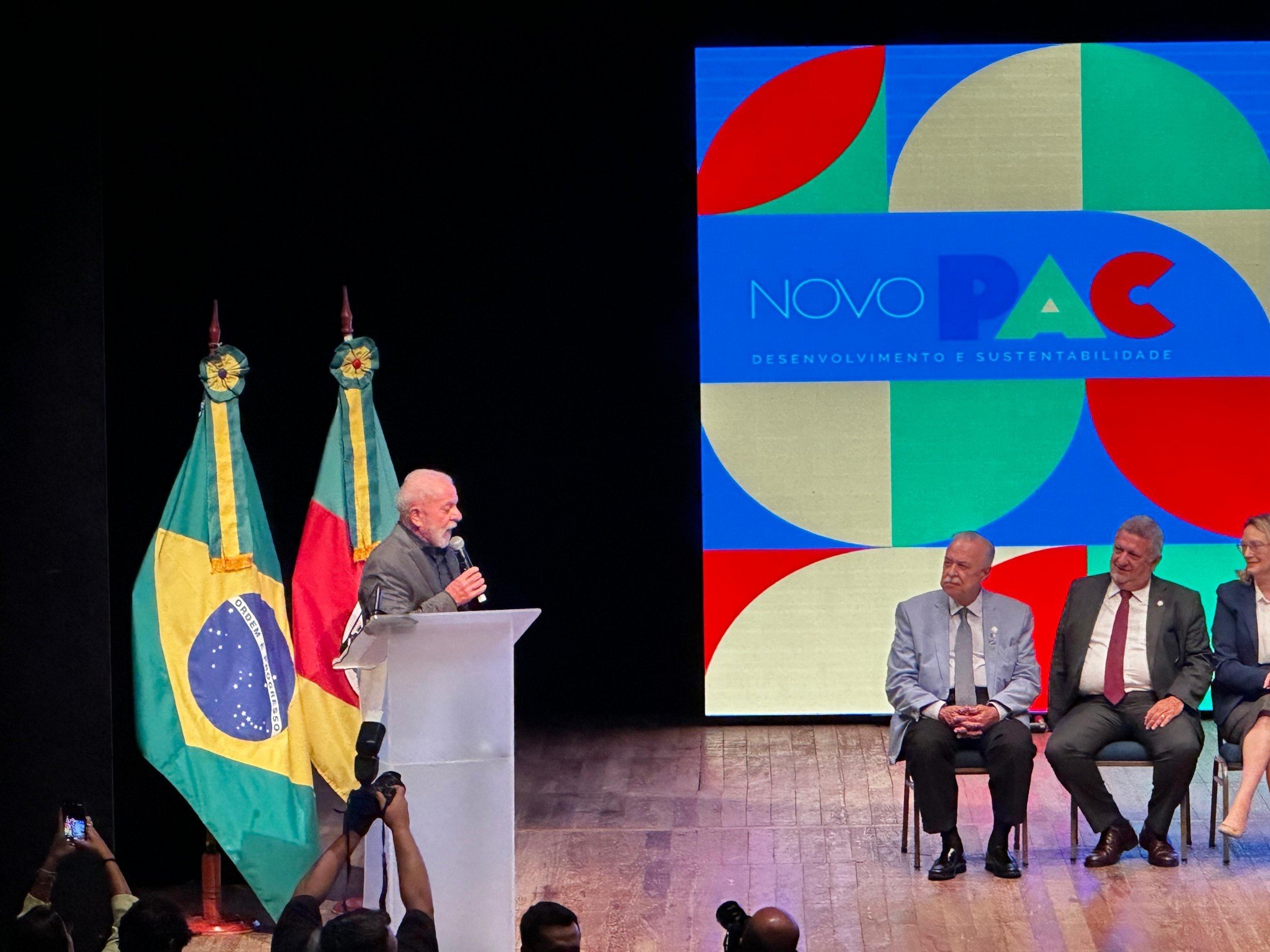 No RS, Lula cita Milei e Bolsonaro e diz que democracia corre risco