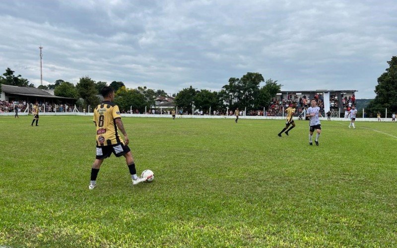 Penharol (com a bola) saiu derrotado de campo | abc+