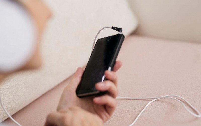 Apesar de ser comum, especialistas desaconselhem o hábito de dormir ao lado do celular carregando | abc+