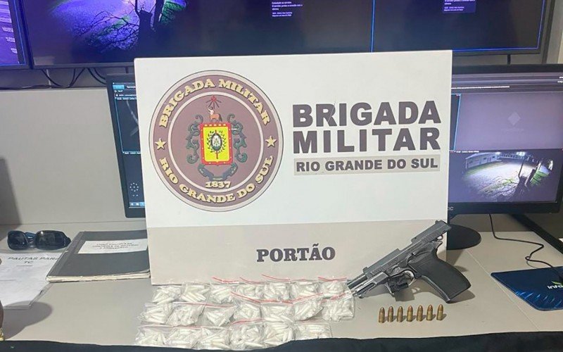 Porções de cocaína, pistola e munições foram encontradas com o homem em Portão