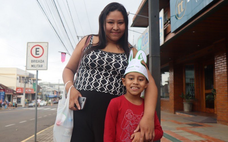 Nalana Cardoso, 30 anos, assistiu ao desfile acompanhada do filho Bruno Miguel, 7.  | abc+