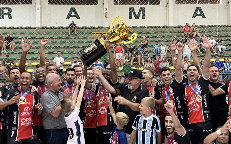 JEC Krona, de Joinville (SC), recebendo o troféu de campeão | abc+