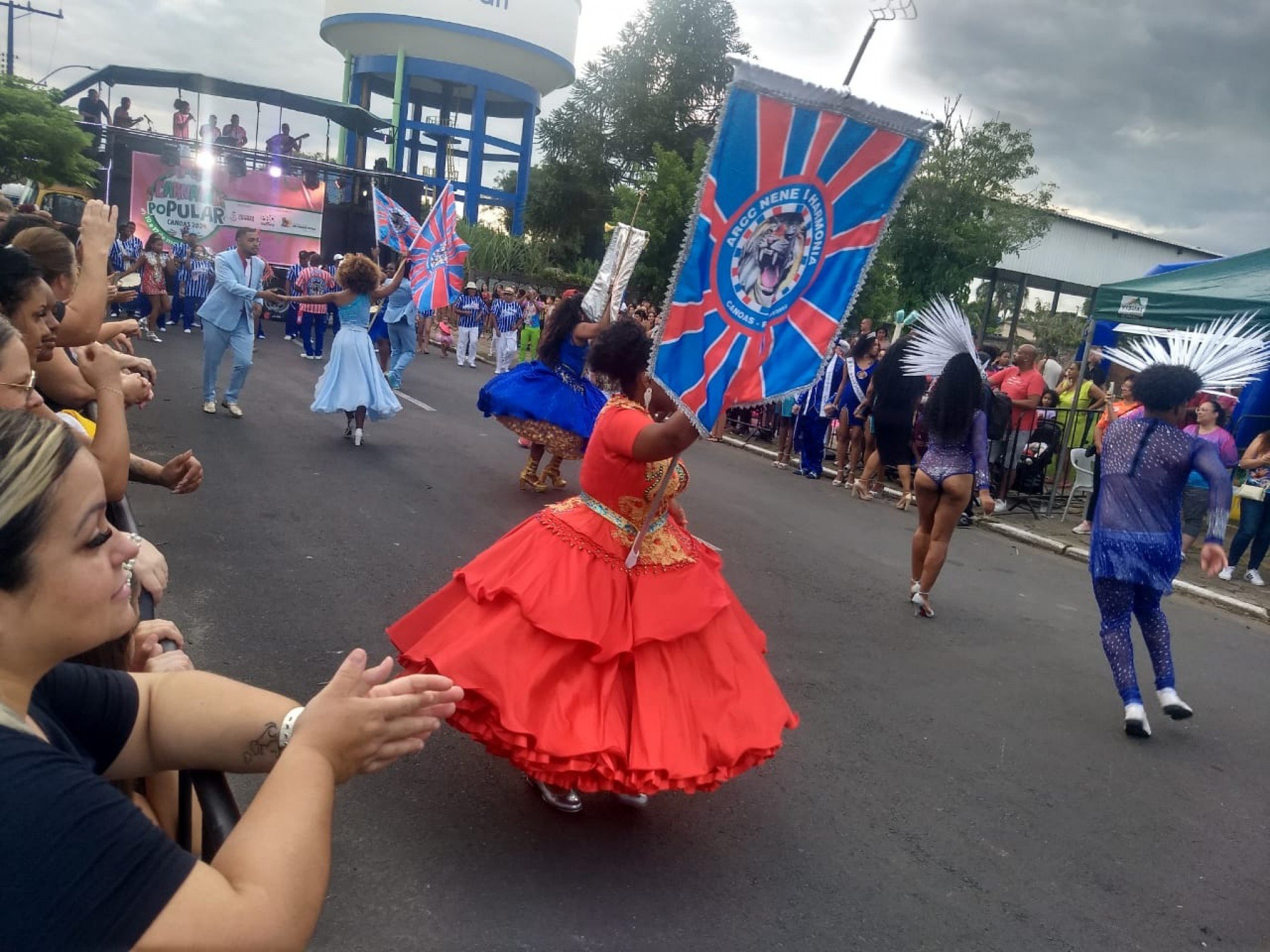 Segunda e última noite do Carnaval Popular de Canoas tem desfile com um show de alegria