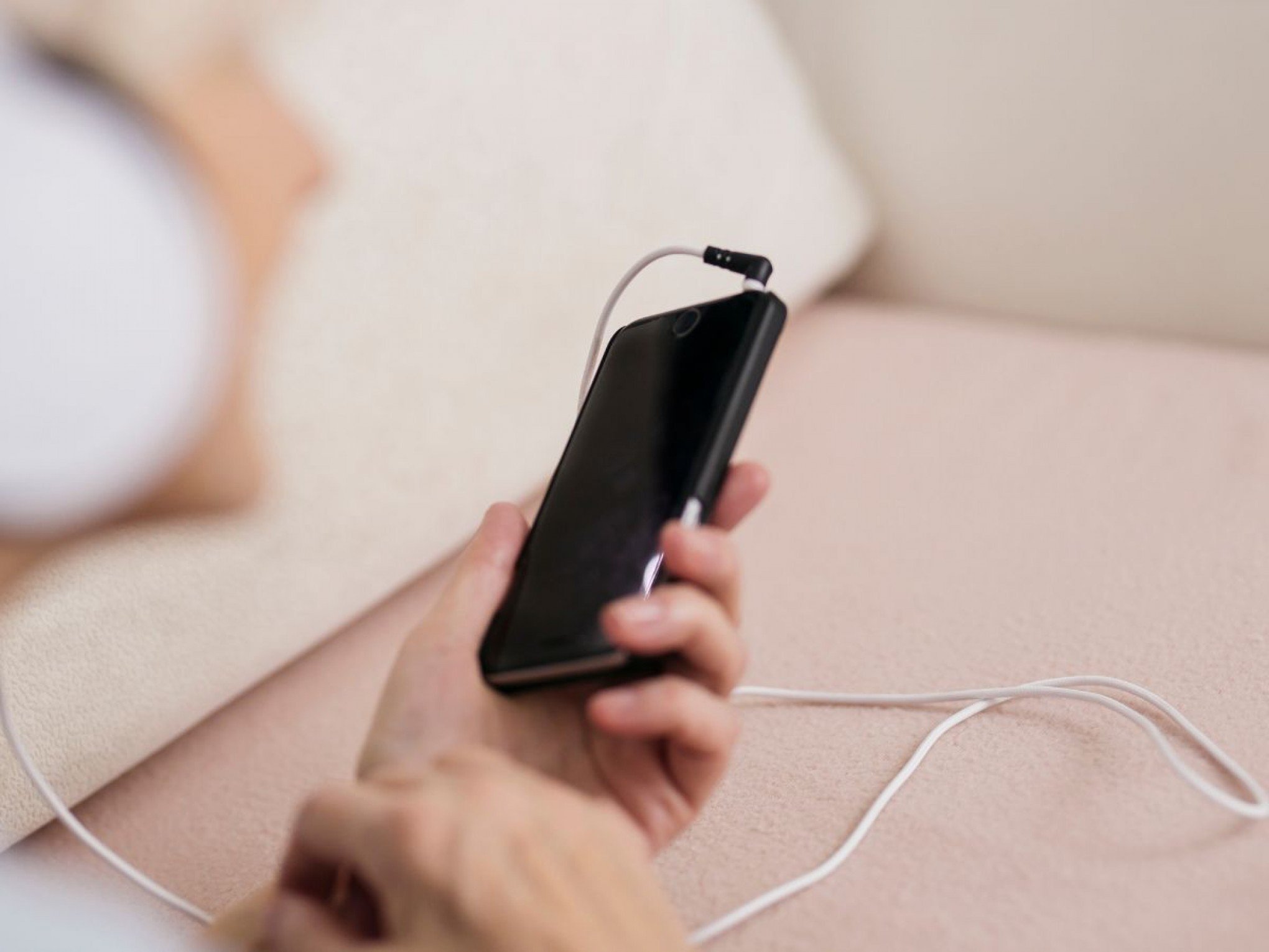 É verdade que dormir ao lado do celular carregando faz mal? Apple responde