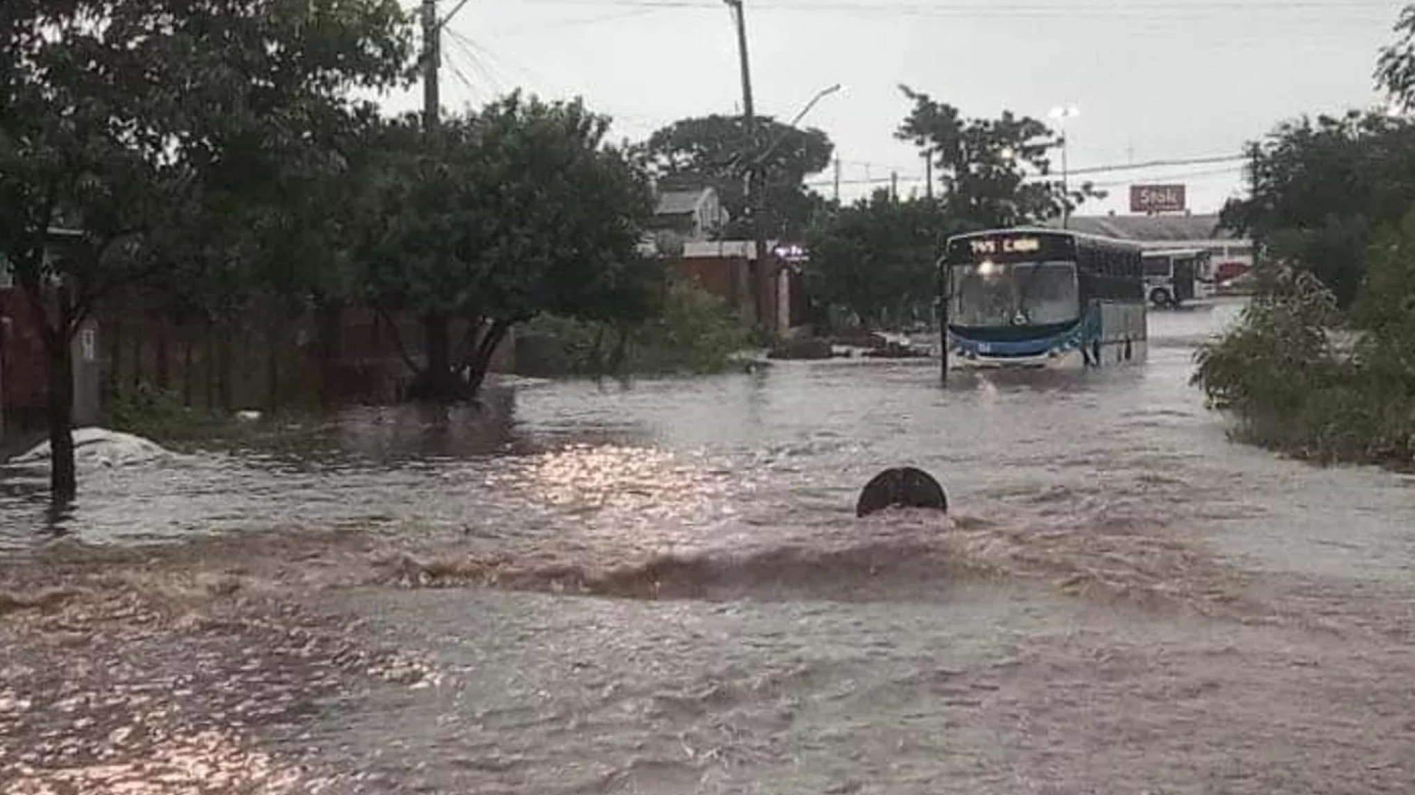 Com acumulado de 226 milímetros de chuva e estragos pela cidade, Uruguaiana decreta situação de emergência