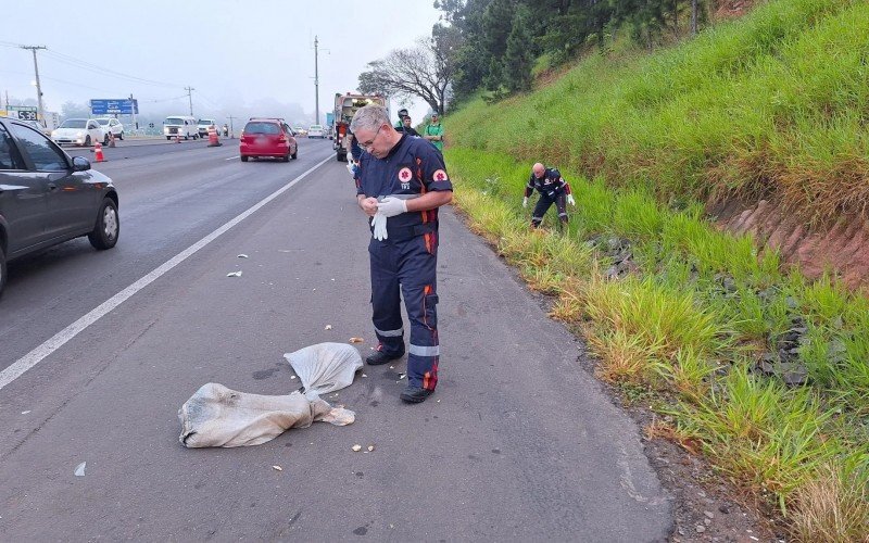 Sacos com restos de comida que o homem carregava ficaram no acostamento da rodovia, enquanto seu corpo foi arremessado para a sarjeta