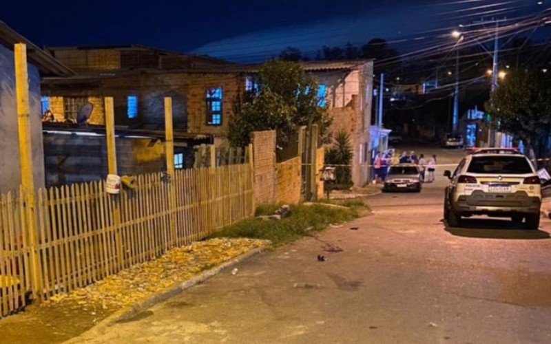 Assassinato cometido na Vila Comtel acabou ferindo um menino de 5 anos na noite deste domingo (17)
