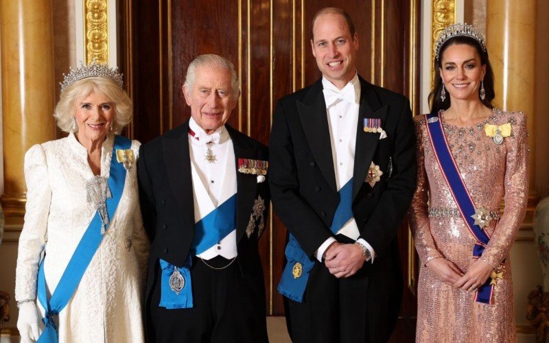 Rainha Camilla e Rei Charles III, ao lado de príncipe William e princesa Kate Middleton, em dezembro de 2023 | abc+